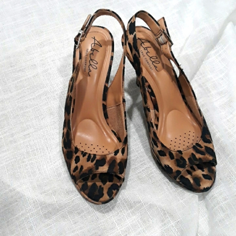 Abella womens animal print peep toe heels. Mint condition.